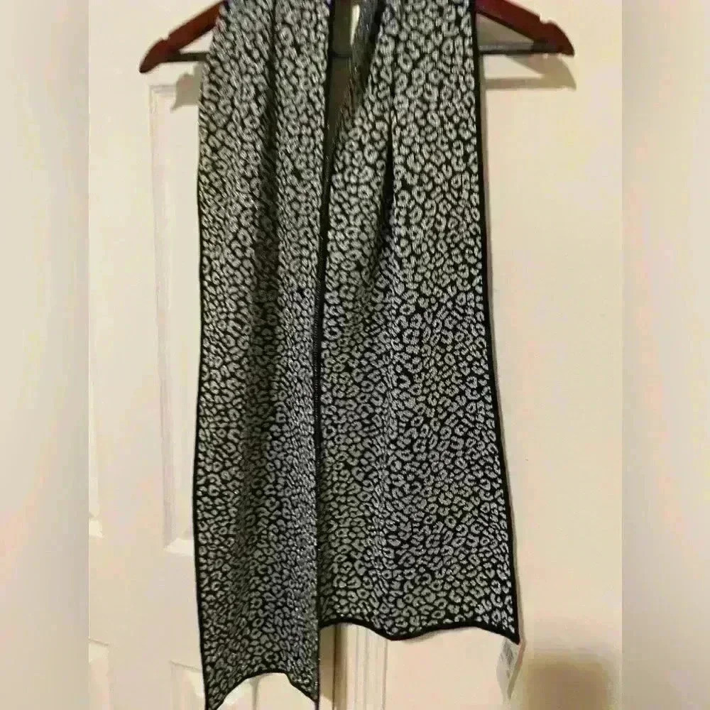 Michael kors nwt leopard print scarf holiday silver and black